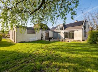 <p><strong>LICHTRIJKE OPEN BEBOUWING</strong><span> met uitbreidingsmogelijkheden in het landelijke, pittoreske Mater. Deze </span><strong>VERDER AF TE WERKEN EIGENDOM, </strong><span>gelegen op een hoekperceel</span><strong>, </strong><span> verwelkomt u met een aangename leefruimte waar de mooie lichtinval en de </span><strong>AANSLUITENDE BUREELRUIMTE</strong><span> zorgen voor een </span><strong>OPEN GEHEEL</strong><span>, ideaal voor </span><strong>THUISWERK</strong><span>. Op het </span><strong>GELIJKVLOERS</strong><span> bevindt zich bovendien een </span><strong>SLAAPKAMER MET ENSUITE BADKAMER EN DRESSING</strong><span>. Het verdiep biedt u </span><strong>NOG 2 SLAAPKAMERS</strong><span> en aparte doucheruimte. Verder beschikt u over </span><strong>VOLDOENDE BERGINGEN, Polyvalente ruimte van 16 vierkanten meter</strong><span> en een </span><strong>GROTE GARAGE</strong><span> die tal van opberg- en parkeermogelijkheden biedt. De </span><strong>ZOLDERVERDIEPING</strong><span> biedt bijkomend potentieel om in te richten als </span><strong>APARTE BUREAURUIMTE, HOBBYKAMER OF EXTRA LOGEERKAMER</strong><span>, waardoor deze woning perfect meegroeit met uw noden. Buiten geniet u van een </span><strong>AANGENAME TUIN</strong><span> waar het rustig vertoeven is. Gelegen in een rustige buurt in de </span><strong>GROENE EN GEGEERDE OMGEVING VAN MATER</strong><span> en een uitstekende ligging </span><strong>NABIJ NATUUR EN VERBINDINGSWEGEN</strong><span>.</span></p>

<p>Perfect geschikt ook voor de<strong> COMBINATIE WONEN/ WERKEN! </strong><br /><br />Onmiddellijk beschikbaar! <br /><br />Adres: Driesleutelsstraat 8 te Mater (Oudenaarde)<br /><br />Geen renovatieplicht, P-score: D, G-score: A</p>