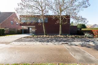 <p>Exclusieve moderne villa met zwemvijver op toplocatie (1005 m²).</p>
<p>Laat u verleiden door deze uitzonderlijke, instapklare villa waar hedendaagse architectuur, luxe en rust perfect in balans zijn. Gelegen op een ruim perceel van 1005 m² geniet u hier elke dag van volledige privacy en een adembenemend uitzicht op de prachtige tuin met zwemvijver.</p>
<p>Bij aankomst wordt u meteen gecharmeerd door de stijlvolle inkomhal met ingemaakte kasten en gastentoilet. De lichtrijke leefruimte vormt het absolute hart van de woning, met grote raampartijen die binnen en buiten naadloos in elkaar laten overvloeien en een panoramisch zicht bieden op het groen en de zwemvijver. Aansluitend vindt u een gezellige tv-hoek of bureauruimte ideaal voor ontspanning of thuiswerk.</p>
<p>De volledig ingerichte keuken met centraal eiland is volledig uitgerust en vormt een echte eyecatcher. Ze sluit perfect aan op de eetruimte, waar u geniet van een uniek zicht op de tuin. Achterliggend bevindt zich een ruime, praktische berging met alle voorzieningen.</p>
<p>Op de bovenverdieping ontdekt u een luxueuze master suite met dressing en een elegante en-suite badkamer. Daarnaast zijn er nog twee volwaardige slaapkamers met een tweede stijlvolle douchekamer. De aparte bureauruimte met zicht op de tuin maakt het plaatje compleet.</p>
<p>Buiten wordt het puur genieten: een prachtig aangelegde tuin met zwemvijver, een overdekt terras voor lange zomeravonden en een ruime tuinberging van 28 m². De carport en extra parkeergelegenheid zorgen voor optimaal comfort.</p>
<p>Een unieke woonbeleving voor wie op zoek is naar luxe, rust en verfijning.</p>
<p>Extra info: vloerverwarming I sunscreens I ventilatiesysteem C+ I hoogrendementsglas (4-seizoensglas) EPC<span> 158 kWh/(m²jaar) label B</span> I <span>infoplicht: in aanvraag I watertoets: P-score: A I G-score: A.</span></p>
<p></p>
