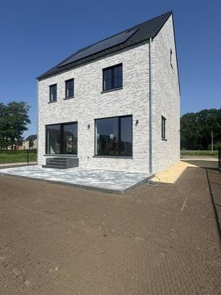 Instapklare, energiezuinige villa in rustige groene omgeving<br /><br />Bent u op zoek naar een moderne, instapklare woning waar u enkel nog hoeft te verhuizen?<br />Deze prachtige nieuwbouwwoning combineert hedendaags wooncomfort met een rustige, groene ligging — ideaal voor gezinnen of koppels die ruimte en rust waarderen.<br /><br />Belangrijkste troeven:<br /><br />5 slaapkamers, waarvan 1 master-bedroom met doorloopdressing en eigen badkamer.<br /><br />Moderne keuken uitgerust met alle nodige toestellen<br /><br />Stijlvolle badkamers inloopdouches, ligbad en wastafels<br /><br />Lichtrijke leefruimte met zicht op de tuin<br /><br />Energiezuinig dankzij zonnepanelen en uitstekende isolatie<br /><br />warmtepomp vailliant<br /><br />Oplaadpunt voor elektrische wagen<br /><br />Regenwaterput met recuperatiesysteem<br /><br />Volledig afgewerkt en instapklaar<br /><br />Rustige, groene omgeving met vlotte verbinding naar winkels, scholen en openbaar vervoer<br /><br />Deze woning biedt een perfecte combinatie van comfort, stijl en duurzaamheid.<br />Verhuizen was nog nooit zo eenvoudig — gewoon intrekken en genieten!<br /><br />Geen onnodige voorschotten tijdens bouwwerken, je ziet en merkt meteen ter plaatse wat je aankoop omvat!<br /><br />📞 Rechtstreeks te koop van de eigenaar – geen makelaarskosten.
