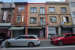 Dit pand op commerciële ligging heeft nood aan een deugddoende renovatie.Het pand is momenteel in zijn geheel verhuurd aan 1171€ maand.Boven is een...