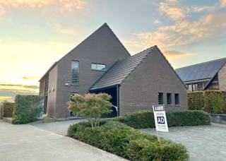 Uniek duplex appartement op de 1e verdieping omvattende:Mooie living open tot in de nok met open keuken ingericht met afwasbak, vitrokeramische...