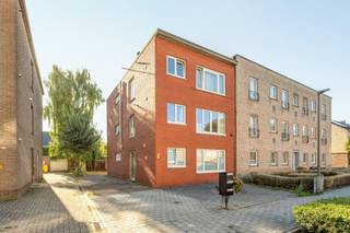 <strong>Leuk startersappartement met 2 slaapkamers of mooie investering<br /><br />Ligging: </strong>gelegen op de stadsrand met vlotte verbinding naar de ring, alsook op wandelafstand van het centrum van Turnhout.<strong><br /><br />Indeling: </strong>inkomhal, keuken, leefruimte met eethoek, badkamer, koele berging, 2 slaapkamers, garagebox<strong><br /><br />Omschrijving: </strong>2 slaapkamerappartement in een kleinschalig gebouw met 3 appartementen. Het appartement is tevens verhuurd à €725/m.<br />We betreden het appartement op de 1e verdieping en komen hier in de ruime leefruimte dewelke het centrale punt is. Vanuit de leefruimte is de keuken bereikbaar die gelegen is aan de voorkant van het appartement. Achteraan het appartement vinden we 2 slaapkamers, apart toilet, bergruimte en badkamer met douche. <br />Achteraan het gebouw bevindt zich nog een garagebox dewelke perfect kan dienen voor opslag van fietsen, ... . Deze garage zit mee in de prijs inbegrepen.<br /><br />Bijzonderheden<br />- EPC label C<br />- Elektriciteit = CONFORM<br />- Garagebox inbegrepen in de prijs<br />- Geen gemeenschappelijke kosten<br /><br />Informatieplicht in aanvraag<strong><br /></strong>