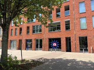 In het hart van de bruisende Kloosterstraat, bekend om haar charmante boetieks, interieur- en antiekwinkels, staat een uniek hoekpand te huur.Deze...