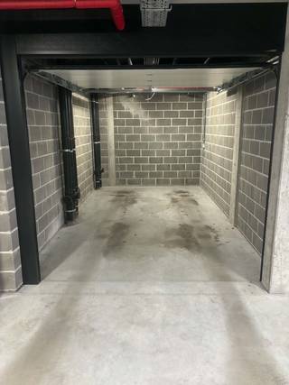 Deze goed onderhouden garage is gelegen in een afgesloten en veilig garagecomplex.<br />De garage is uitgerust met een automatische sectionale poort, verlichting en elektriciteit, wat zorgt voor extra comfort en gebruiksgemak.<br />Ideaal voor het veilig stallen van een wagen, maar ook perfect geschikt als opslagruimte voor persoonlijke goederen, materiaal of fietsen.<br />Een praktische en veelzijdige ruimte op een vlot bereikbare locatie - residentie Arena.<br /><u>Beschikbaar</u> : onmiddellijk<br /><br />Benieuwd naar deze garage ? <br />Ga naar de website www.dicasa.be, klik op het pand dat je wenst te huren en vul via de knop "Bezoek aanvragen" een kort profiel in. Daarna nemen we contact met je op voor een bezoek. Telefonisch kunnen er geen afspraken gemaakt worden.