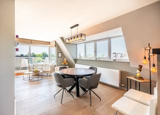 <strong>Sint-Idesbald – Résidence Noor | Un appartement d'exception</strong><br /><br />Découvrez ce magnifique appartement au troisième étage de l'élégante Résidence Noor, dans le quartier prisé de Sint-Idesbald. Avec ses finitions haut de gamme et sa terrasse ensoleillée, cet appartement offre une combinaison rare de confort, d'élégance et de qualité de vie au bord de la mer.<br /><br />Dès votre entrée dans le hall d'accueil soigné avec son armoire vestiaire intégrée, vous ressentez immédiatement la qualité qui se dégage de cet appartement. Le séjour lumineux invite à la détente et s'ouvre sur une délicieuse terrasse ensoleillée offrant une belle vue — l'endroit idéal pour se ressourcer. La cuisine ouverte moderne est entièrement équipée de tous les appareils et s'intègre harmonieusement à l'espace de vie, parfaite pour les amateurs de cuisine et de convivialité.<br /><br />L'appartement dispose de deux chambres à coucher à part entière. La chambre principale bénéficie d'une salle de bains attenante avec double vasque encastrée, douche et toilettes. La deuxième chambre dispose également de sa propre douche et lavabo — idéal pour les invités ou la famille. Des toilettes séparées et un débarras pratique avec raccordement pour lave-linge et sèche-linge complètent l'ensemble.<br /><br />Dans tout l'appartement, vous trouverez un chaleureux parquet et un chauffage central individuel au gaz naturel pour un confort optimal tout au long de l'année.<br /><br />Un local à vélos commun est disponible dans la résidence, et il existe une opportunité unique d'acquérir un garage très spacieux dans la résidence voisine.<br /><br />Idéalement situé au calme, à deux pas de la mer et du centre commercial animé — c'est le rêve côtier que vous chérissez depuis longtemps.<br /><br />Ne manquez pas cette opportunité et planifiez votre visite dès aujourd'hui !