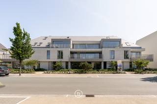 Dit gelijkvloers afgewerkt appartement maakt deel uit van het nieuwbouwproject AQUILO, gelegen in het prestigieuze Sint-Idesbald. Een residentie die uitblinkt in verfijning, comfort en energie-efficiëntie, op een unieke locatie aan de Belgische kust.<br /><br />Het duurzame karakter van het project wordt gegarandeerd door individuele zonnepanelen per appartement, doorgedreven isolatie, een warmtepomp en balansventilatie type D. De royale oppervlaktes en hoogwaardige afwerking onderlijnen het exclusieve cachet van deze residentie.<br /><br />Het appartement bevindt zich op het gelijkvloers en werd op plan ingedeeld als volgt: inkomhal met gastentoilet en berging, lichtrijke leefruimte met open keuken, twee slaapkamers, een badkamer en een zuidwestgericht terras met aanpalende tuin.<br /><br />Verplichte aankoop van parkeergelegenheid en kelderberging, niet inbegrepen in de prijs.<br /><br />Oppervlakte appartement: 94,13 m²<br />Oppervlakte terras: 37,79 m²<br />Oppervlakte tuin: 120,70 m²<br /><br />Voor meer informatie of een bezoek aan het modelappartement kunt u ons steeds contacteren via 050 66 00 00 of via louna@found-baker.com