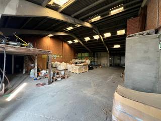 <p><strong>Ruime loods met water en elektriciteit – beschikbaar vanaf 1 december<br />Bezoek mogelijk door het invullen van onderstaande link:<br />https://mijnhuurprofiel.be/property/8b6c913b-0d36-43b7-8c5e-2c8a32b1a2dd</strong></p>
<p>Op zoek naar een functionele opslag- of werkruimte in Meulebeke?<br />Deze praktische <strong>loods</strong> biedt tal van mogelijkheden voor zelfstandigen, ondernemers of particulieren die nood hebben aan extra opslag of werkruimte.</p>
<p>De loods is <strong>voorzien van elektriciteit en water</strong>, wat ze uiterst geschikt maakt voor uiteenlopende doeleinden zoals stockage, atelier, of lichte werkactiviteiten. Dankzij de <strong>vlotte bereikbaarheid</strong> en de <strong>centrale ligging</strong> in Meulebeke, is dit een ideale uitvalsbasis voor wie actief is in de regio.</p>
<p><strong>Beschikbaar vanaf 1 december 2025.</strong></p>
<p><strong>Troeven:</strong></p>
<ul><li>
<p>Ruime loods met polyvalente mogelijkheden</p>
</li><li>
<p>Aansluiting op water en elektriciteit</p>
</li><li>
<p>Goede bereikbaarheid</p>
</li><li>
<p>Beschikbaar vanaf 01/12/2025</p>
</li></ul>
<p>Interesse in deze loods of wens je meer info?<br />Contacteer ons vandaag nog voor meer details of een bezoek ter plaatse!</p>