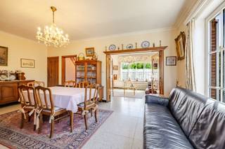 <p><span>Prachtige, charmante woning met 3 slaapkamers en grote tuin!</span></p><p><span>Deze woning is gelegen nabij het centrum van Kalken, vlakbij de Kalkense Meersen. Vlot bereikbaar, handel en scholen in de nabijheid!</span></p><p><span>De troeven zijn absoluut de locatie, vlakbij de dorpskern en de Kalkense Meersen, en het volume van de woning en de grote tuin!</span></p><p><span>Op het gelijkvloers is er een inkomhal, ruime en lichtrijke woonkamer, ingericht keuken en de badkamer.</span></p><p><span>Op de eerste verdieping bevinden zich 3 grote slaapkamers, met aansluitend nog een kamer en een apart toilet.</span></p><p><span>Er is een ruime zolder aanwezig.</span></p><p><span>Bent u ook gecharmeerd door deze woning? Neem contact op om uw bezoek te plannen.</span></p><p><span>EPC 642, uc 3859160; Renovatieplicht aanwezig. G-score A, P-score D; </span><span>Bestuursmaatregelen in het maatregelenregister: nee.</span></p><p><span> </span></p><p><span> </span></p>