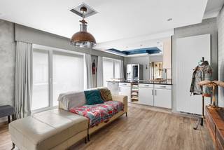 <p><strong>Volledig gerenoveerde woning met unieke architectuur en open zicht in Zele</strong></p><p>Deze instapklare en doorheen de jaren grondig gerenoveerde woning op de Dendermondebaan in Zele is een perfecte combinatie van hedendaags wooncomfort en een uitgesproken architecturale identiteit. De woning werd met oog voor detail en kwaliteit aangepakt en straalt karakter, ruimte en licht uit. De vloeiende lijnen en open structuren zorgen voor een aangename en moderne woonbeleving, waarbij binnen- en buitenruimte mooi in elkaar overvloeien.</p><p>Bij het betreden van de woning wordt u verwelkomd in een ruime en lichtrijke leefruimte, waar grote raampartijen zorgen voor een overvloed aan natuurlijk licht. De leefruimte loopt naadloos over in de open keuken, die centraal staat in het dagelijkse leven. De indeling is zowel praktisch als esthetisch uitgewerkt, met voldoende ruimte voor een eet- en zithoek en zelf bureauruimte.</p><p>Achteraan de woning bevindt zich een extra polyvalente ruimte die tal van mogelijkheden biedt. Deze kan perfect ingericht worden als bureau voor thuiswerk, een tweede salon, speelruimte of hobbykamer. Dankzij de directe toegang tot het terras en de tuin vormt deze ruimte een mooie overgang naar buiten en versterkt ze het gevoel van ruimte en vrijheid.</p><p>Het gelijkvloers wordt verder aangevuld met een ruime garage, ideaal voor wagen, fietsen en extra opslag, een praktische badkamer met douche, en een private oprit waar meerdere wagens kunnen parkeren.</p><p>De tuin is een absolute troef van deze woning. Hier geniet u van een open en vrij uitzicht op agrarisch gebied, wat zorgt voor een gevoel van rust en privacy. </p><p>Op de bovenverdieping werd bewust gekozen voor een open plan concept, wat zorgt voor een unieke en luchtige indeling. De verschillende zones vloeien harmonieus in elkaar over, maar bieden tegelijk voldoende mogelijkheden om de ruimte naar eigen wens in te delen. Door het plaatsen van twee extra wanden kunnen hier eenvoudig drie volwaardige en ruime slaapkamers gecreëerd worden, zonder in te boeten aan comfort of lichtinval. Daarnaast beschikt de verdieping over een tweede badkamer, gekoppeld aan een ingemaakte dressing.</p><p>Ook op technisch en energetisch vlak scoort deze woning bijzonder goed. Met een EPC-label B, zonnepanelen op het dak, een conforme elektrische installatie en een asbestveilig attest, is deze woning volledig klaar voor de toekomst. Bovendien is er geen renovatieplicht, wat een extra geruststelling biedt voor de koper.</p><p>De ligging is eveneens een belangrijke troef. De woning bevindt zich op een centrale locatie in Zele, met winkels, scholen en openbaar vervoer in de onmiddellijke nabijheid. Dankzij de vlotte verbinding naar Dendermonde en de E17 geniet u bovendien van een uitstekende bereikbaarheid.</p><p>Kortom, deze woning biedt een unieke combinatie van stijl, ruimte, comfort en ligging. Een zeldzame opportuniteit voor wie op zoek is naar een karaktervolle en instapklare thuis met een moderne uitstraling en een prachtig open zicht.</p>