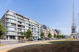 Gelegen op een absolute toplocatie aan de Rijnkaai naast het gekende Red Star Line Museum, geniet dit ruime en lichtrijke appartement van een unieke combinatie van comfort, ruimte en een prachtig frontaal zicht over de Schelde.<br /><br />Via de inkomhal, voorzien van een gastentoilet, komt u terecht in de royale leefruimte. Dankzij de grote raampartijen geniet deze ruimte van een overvloed aan natuurlijk licht en een aangenaam gevoel van openheid. De parketvloer zorgt voor een warme en elegante uitstraling. Aansluitend bevindt zich de moderne open keuken, uitgerust met kwalitatieve inbouwtoestellen en ontworpen als een volwaardig onderdeel van de leefruimte. Vanuit de leefruimte heeft u rechtstreeks toegang tot het terras, waar het frontale Scheldezicht voor een bijzonder aangename woonbeleving zorgt.<br /><br />Verder beschikt het appartement over een praktische berging met aansluitingen voor een wasmachine en droogkast.<br /><br />Aan de rustige achterzijde bevinden zich de drie slaapkamers. De ruime masterbedroom beschikt over rechtstreekse toegang tot een ensuite badkamer, uitgerust met een dubbele lavabo en een ruime inloopdouche. De twee overige kamers zijn flexibel in te richten als slaapkamer, bureau, dressing of hobbyruimte en delen een tweede badkamer met inloopdouche. Alle drie de kamers geven uit op het achterliggende, rustige terras, waardoor ook hier een aangename en serene woonomgeving wordt gecreëerd.<br /><br />Een ondergrondse autostaanplaats is bovendien bij te huren voor € 150 per maand.<br /><br />Huurprijs: 1.895 EUR/maand<br />Beschikbaarheid: onmiddellijk<br /><br />Interesse?<br />Contacteer LISTED voor een bezoek: +32 3 283 51 51.