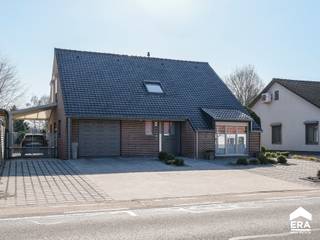 Deze perfect onderhouden woning ligt langs de doorgaande weg tussen Hamont-Achel en Neerpelt. De huidige eigenaars hebben de woning op diverse punten voorzien van hedendaagse technieken en gemakken. Winkels, supermarkten, scholen, openbaar vervoer zijn makkelijk bereikbaar vanuit de woning, er is een goede verbinding met omliggende gemeenten en de Nederlandse grens.<br /><br />Er is een schitterende uitbouw geplaatst met een prachtig zicht over de aangelegde tuin.<br />Op verdieping zijn er 3 ruime slaapkamers. Op het gelijkvloers is er een aparte bureauruimte voorzien, die eventueel als 4e slaapkamer ingericht kan worden.<br /><br /><u><strong>Enkele troeven:</strong></u>
<ul><li>Centrale ligging met een goede verbinding naar Nederland en omliggende gemeenten</li><li>Volledig omheind perceel van 1293m²</li><li>Open leefruimte</li><li>Gunstige EPC-score: label B, 164kWh</li></ul>
<u><strong>Indeling:</strong></u>

<ul><li>Gelijkvloers: Inkom, toilet, bureel, woonkamer, tuinkamer, keuken, kelder, wasruimte (met douche), toilet, inpandige garage</li><li>1e verdieping: ruime overloop met werk-/hobbyruimte, 3 slaapkamers, badkamer</li><li>Buiten: terras, volledig omheind, carport, tuinhuis, 5 parkeerplaatsen vooraan</li></ul>