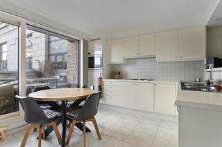 Gelegen in het centrum van Roeselare bevindt zich dit ruime en energiezuinige appartement op de eerste verdieping van een verzorgde residentie...