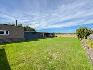 <p><span><strong>VERZORGDE BUNGALOW </strong>op een <strong>RUIM PERCEEL</strong> van 9a. Deze woning werd met <strong>VEEL ZORG</strong> en <strong>KWALITEITSMATERIALEN</strong> gerenoveerd en is volledig <strong>INSTAPKLAAR</strong>. Dankzij haar <strong>PRAKTISCHE INDELING </strong>biedt ze het <strong>PERFECT WOONCOMFORT</strong> voor een <strong>MODERN</strong> <strong>GEZIN</strong>. Bij de renovatie werden ook alle ondergrondse leidingen vernieuwd, wat zorgt voor <strong>ZORGELOOS</strong> <strong>WONEN </strong>op lange termijn. Achteraan heeft u een <strong>PRACHTIG UITZICHT </strong>op de velden waardoor u in alle rust kan genieten van de <strong>LANDELIJKE </strong>en <strong>GROENE LIGGING</strong>.</span></p>
De indeling gaat als volgt: Via de hall heeft u toegang de lichtrijke leefruimte met open keuken. Verder beschikt de woning over 2 badkamers, 3 slaapkamers en een ruime berging.<br />Buitenshuis bevindt zich een ruime oprit met garage, een groene tuin met open zicht en ruim terras. <br /><br />Adres: Hollebeekstraat 29 - 9660 Brakel<br /><br />EPC: 376kWh/m², G-score en P-score A, Geen renovatieverplichting van toepassing