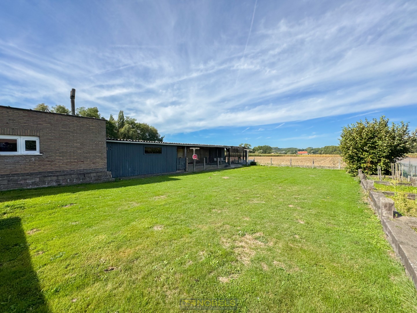 Te koop, ruime gerenoveerde bungalow met open zicht op velden! - photo 3