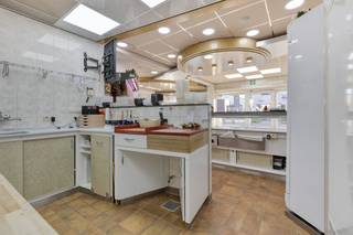 Het huis werd gebouwd in 1949 maar er is nog maar weinig over van de oorspronkelijke materialen door de totaalrenovatie die het huis doorgemaakt...