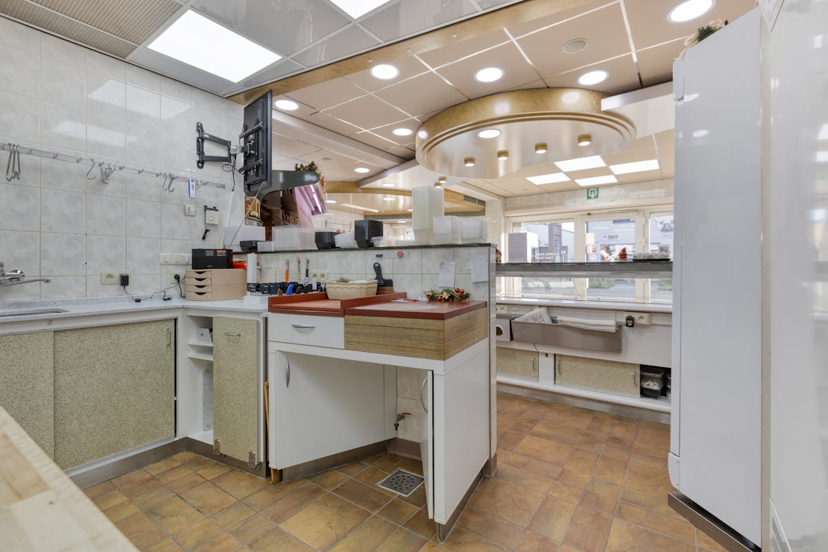 Zeer goed onderhouden handelshuis met handelsruimte en magazijn in centrum Overpelt te koop - foto 4