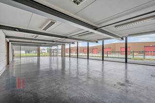 Ruime toonzaal met 3 bureaus, magazijn en sanitaire voorzieningen te huur in Meulebeke.<br /><br />Indeling:<br />Vooraan het pand is er een toonzaal van 245m². Boven de toonzaal bevinden zich drie bureaus met keuken en sanitair.<br />Oppervlaktes bureaus: 25m², 34m² en 60m².<br />Oppervlakte keuken + toilet: 13m².<br />Achter de toonzaal is er nog een magazijn van 425m² met sectionale poort.<br /><br />Algemeen:<br />- Onmiddellijk beschikbaar<br />- EPC - Label D<br />- Keukenboiler van 10 liter aanwezig<br />- CV-ketel, Heteluchtverwarming, Warmtepomp, Stookolie - bouwjaar 1987 en bouwjaar 1996 + airco (warmtepomp, type lucht lucht)<br />- Geen overstromingsgebied<br /><br />Huurprijs: €3600/maand.