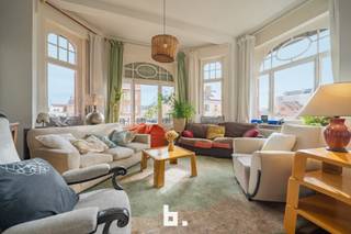 Deze prachtige, statige woning met een bewoonbare oppervlakte van 343m² is uitzonderlijk gelegen aan de voet van de Zeedijk in Raversijde en op...
