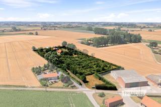 Bent u op zoek naar een renovatieproject of een unieke locatie om uw droomwoning te realiseren? Deze eigendom in Rekspoede, een charmant Frans dorpje net over de Belgische grens, biedt een uitzonderlijke kans voor wie op zoek is naar ruimte, rust en eindeloze mogelijkheden.<br /><br />Deze woning is volledig te renoveren of komt in aanmerking voor een volledige heropbouw, waardoor u de vrijheid krijgt om het perceel volledig naar eigen wensen in te vullen. Gelegen op een indrukwekkend perceel van 14.806 m², bereikbaar via een private oprijlaan en omringd door uitgestrekte velden, geniet u hier van een unieke landelijke ligging in alle rust. <br /><br />Rekspoede ligt bovendien op slechts enkele minuten van de Belgische grens ter hoogte van Beveren aan den IJzer, waardoor u geniet van de rust van het Franse platteland met een vlotte verbinding naar Poperinge,Veurne,Ieper en de ruimere regio.<br /><br />Ziet u de mogelijkheden van deze uitzonderlijke eigendom? Contacteer Immo Francois en plan vandaag nog uw bezoek. Onze vastgoedexperten begeleiden u graag!<br /><br />Denkt u eraan om uw woning te verkopen? Neem vrijblijvend contact op met Manon van Immo Francois in Poperinge voor een gratis schatting via manon@immofrancois.be.<br /><br />