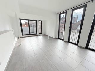 <p><strong>Planifiez votre visite via www.living-stone.be</strong></p><p>Appartement duplex situé au centre de Hal.</p><p>Situé au 2e étage - sans ascenseur.</p><p>Cet appartement comprend un hall d'entrée et 1 chambre avec salle de bains attenante comprenant douche, lavabo et wc. À l'étage supérieur se trouvent un hall avec wc séparé, un raccordement pour le lave-linge, le séjour avec la cuisine et la terrasse.</p><p><strong>Charges mensuelles : 25 €.</strong> PEB 179 kWh/m²</p><p>Situé au centre de Hal, à proximité des commerces, de l'horeca et des transports en commun.</p><p><strong>Disponible le 01/09/2026.</strong></p>
