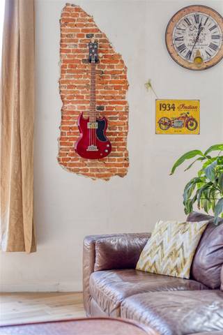 <p>Op een absolute toplocatie, op een steenworp van de Sint-Romboutstoren, bevindt zich deze uitzonderlijk charmante woning boordevol karakter, ruimte en mogelijkheden. Deze unieke eigendom combineert authentieke elementen met hedendaags comfort en geniet van een centrale ligging in het bruisende hart van Mechelen.</p><p>Bij het betreden van de woning komt u terecht in een verzorgde inkomhal. Op het gelijkvloers vindt u verder een ruime dubbele garage met automatische poort, een praktische fietsenberging en extra bergruimte.<br />De woning beschikt over twee ruime en sfeervolle woonkamers die onmiddellijk indruk maken dankzij hun prachtige houten vloeren, overvloedige lichtinval en warme uitstraling. De authentieke charme werd hier met zorg behouden, wat zorgt voor een bijzonder aangename woonbeleving. Daarnaast zijn er twee volledig geïnstalleerde keukens aanwezig, wat deze woning geschikt maakt voor grote gezinnen of kangoeroewonen. Op de verdiepingen bevinden zich drie volwaardige slaapkamers en twee badkamers. Eén van de badkamers is uitgerust met een douche en ligbad.</p><p>Als extra troef beschikt de woning over twee aangename terrassen met een prachtig uitzicht op de iconische Sint-Romboutstoren. Hier kunt u in alle rust genieten van de unieke stadsomgeving. Bovendien is er nog bijkomende bergruimte aanwezig.</p><p>Een unieke kans voor wie op zoek is naar een ruime, karaktervolle stadswoning met uitzonderlijke ligging en tal van mogelijkheden in het historische centrum van Mechelen.</p>