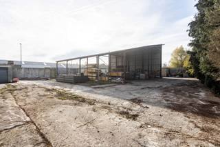 Entrepôt couvert avec bâtiment de bureaux sur grand terrainVous recherchez un entrepôt couvert avec bureau ? Découvrez ce bâtiment polyvalent...