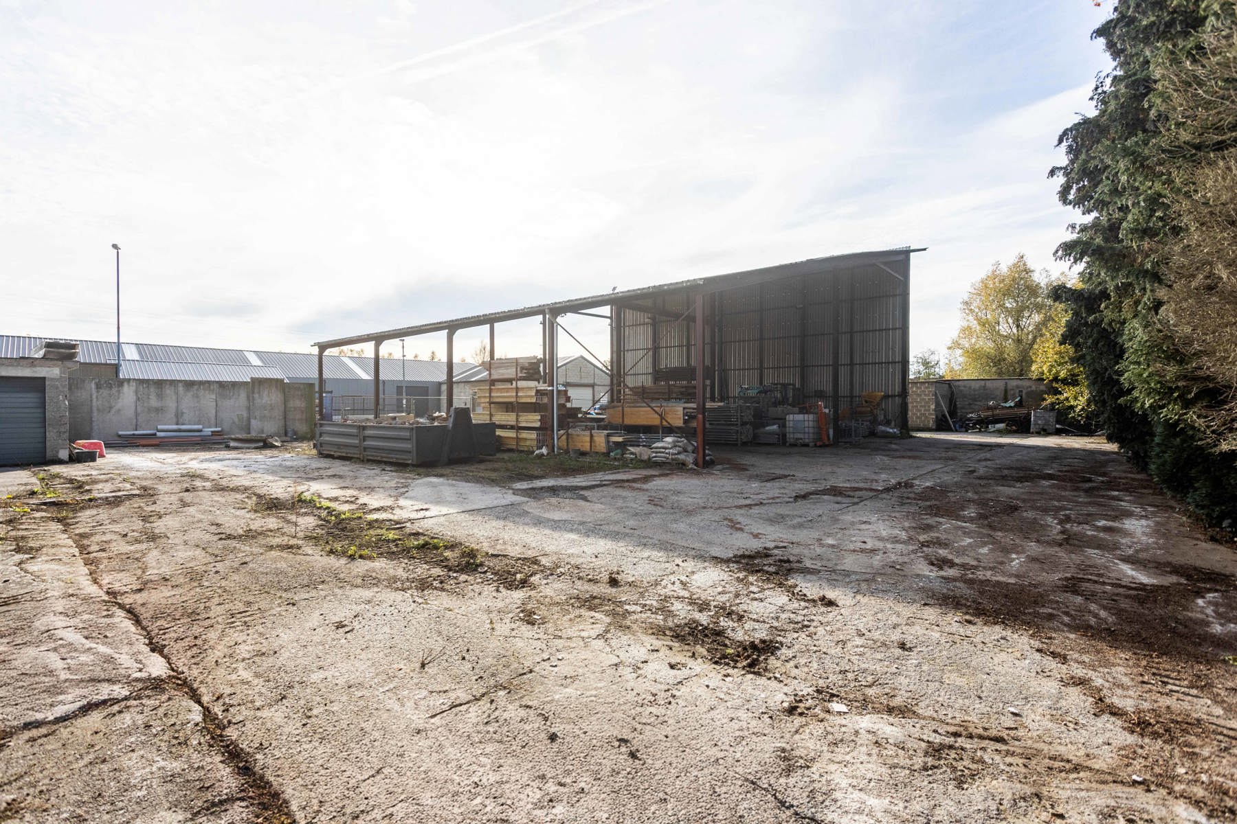 Overdekte opslagplaats met kantoorgebouw in Lebbeke - foto 1