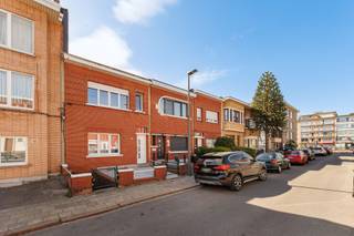 <p>In de Clara Snellingsstraat in Deurne vinden we deze aangename, instapklare woning met drie slaapkamers. Een ideale gezinswoning voor wie comfortabel wil wonen in een residentiële omgeving met vlotte verbindingen.</p><p><br /></p><p>Bij het binnenkomen valt meteen de lichtrijke leefruimte op, waar een open zithoek en eetplaats zorgen voor een aangename woonbeleving. Aansluitend bevindt zich de verzorgde, volledig uitgeruste keuken met praktische ontbijttogen en voldoende opbergruimte. Vanuit de keuken is er directe toegang tot de koer. Achteraan de woning heb je de badkamer die netjes is afgewerkt en voorzien van een ruime inloopdouche en modern sanitair.</p><p><br /></p><p>Op de eerste verdieping beschikt deze woning over drie volwaardige slaapkamers <span>elk met voldoende lichtinval, </span>een ruime hal en extra sanitaire ruimte. Verder is er nog een kelder aanwezig, ideaal voor stockage.</p><p><br /></p><p><span>De woning beschikt ook over een kleine binnenkoer, fijn voor wie toch graag geniet van de buitenlucht.</span></p><p><br /></p><p>Wil je graag deze woning komen bezoeken? Contacteer dan Onid Real Estate.</p>