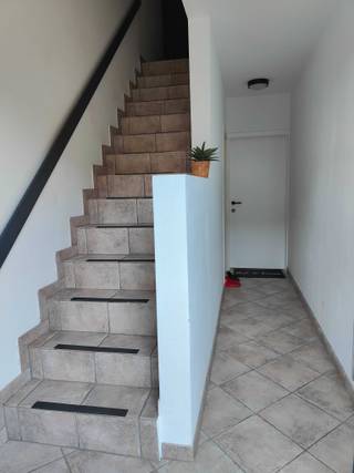 Te Huur: Ruim Duplex Appartement met Terras – 140m²Bemeubeld of onbemeubeld te huur.De huidige bewoner is bereid om voor een kleine bijdrage de...