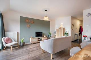 Welkom in Zwevegem! Dit lichtrijke appartement bevindt zich op een centrale ligging, vlakbij winkels, openbaar vervoer en andere voorzieningen.Het...