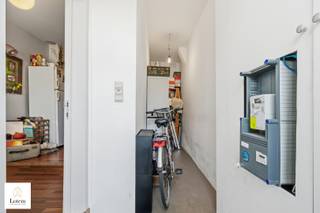 Charmante instapklare stadswoning met loftgevoel in het hart van Aarschot<br /><br />Op een absolute toplocatie, pal in het bruisende centrum van Aarschot, op slechts enkele stappen van de Grote Markt en de ruime openbare parking, bevindt zich deze verrassend ruime en karaktervolle rijwoning. Een unieke combinatie van charme, comfort en een uitstekende ligging maakt deze woning de ideale keuze voor starters, alleenstaanden of wie zorgeloos wil genieten van het stadsleven.<br /><br />Bij het binnenkomen wordt u verwelkomd in een verzorgde inkomhal met een praktische, ruime berging die perfect dienstdoet als fietsenberging. Verder leidt de woning u naar een gezellige ontspanningsruimte, gevolgd door een volledig uitgeruste keuken voorzien van alle hedendaagse toestellen. Op het gelijkvloers bevinden zich eveneens een stijlvolle badkamer, een apart gastentoilet en een handige kelderberging.<br /><br />De eerste verdieping vormt zonder twijfel het hart van de woning. Hier geniet u van een royale leefruimte die de volledige verdieping inneemt en dankzij de open indeling een sfeervol loftgevoel creëert. De gezellige haard zorgt voor extra warmte en karakter. Vooraan kijkt u uit op een groene omgeving, terwijl u achteraan kunt genieten van een gezellig stadsterras met een charmant tuintje – een heerlijke plek om in alle rust te ontspannen.<br /><br />Op de tweede verdieping bevinden zich twee ruime slaapkamers, waarvan één beschikt over een sfeervolle mezzanine die tal van mogelijkheden biedt als slaap-, werk- of hobbyruimte.<br /><br />Deze instapklare woning biedt bovendien belangrijke extra troeven:
<ul>
<li>Geen renovatieplicht</li>
<li>Asbestvrij</li>
<li>Conforme elektriciteitskeuring</li>
<li>Volledig instapklaar</li>
<li>Alle winkels, horeca, scholen en openbaar vervoer op wandelafstand</li>
</ul>
Bent u op zoek naar een stijlvolle stadswoning met karakter, comfort en een uitzonderlijke ligging in het centrum van Aarschot? Dan is deze woning absoluut een bezoek waard.<br /><br />Een unieke opportuniteit waar charme, sfeer en zorgeloos wonen perfect samenkomen.<br />Graag een bezoek? Contacteer via Info@lotemvastgoed.be of 0475 52 00 14<br />Ook uw woning verkopen? Contacteer ons vrijblijvend: info@lotemvastgoed.be of 0475 52 00 14<br />