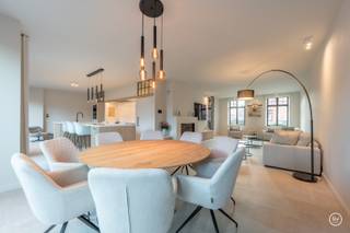 "THE ONE AND ONLY" Cette maison d'exception, aux finitions haut de gamme, est parfaitement entretenue et équipée de tout le confort moderne. Elle comprend 4/5 chambres à coucher, une piscine chauffée et un garage double, dans un quartier très calme de Knokke-Heist. Agencement de cette superbe maison : un hall d'entrée spacieux avec placards et W.C., un grand bureau (pouvant servir de chambre à coucher) avec placards intégrés, un magnifique séjour avec cheminée design, coin repas et coin salon, et une cuisine exceptionnellement bien équipée avec tous les appareils électroménagers. Une buanderie avec placards intégrés comprend un réfrigérateur supplémentaire et un défroisseur. Le jardin, baigné de soleil et paysagé, est agrémenté d'une piscine chauffée. Au premier étage se trouve la suite parentale avec un grand dressing et une salle de bains privative équipée d'une double vasque, d'une douche à l'italienne, d'une baignoire et d'un sauna. On y trouve également une deuxième chambre à coucher, une grande buanderie avec branchements pour lave-linge et sèche-linge, et une kitchenette avec réfrigérateur sur le palier. Au deuxième étage, on trouve deux autres chambres à coucher spacieuses, chacune dotée d'un placard intégré et d'un coin TV, ainsi qu'une magnifique salle de bains avec double vasque, douche à l'italienne et baignoire. Le jardin, superbement paysagé, comprend une piscine chauffée, des terrasses accueillantes et un accès à un garage double avec espace de rangement et grenier. La maison est économe en énergie grâce à 24 panneaux solaires et deux pompes à chaleur. En résumé : une villa récente aux finitions exceptionnelles, tant à l'intérieur qu'à l'extérieur, offrant de beaux espaces dans une ambiance chaleureuse !