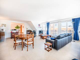 Ontsnappen aan de dagelijkse drukte ? Of iedere dag ontwaken als god in Frankrijk? Kortom, een “pied à terre” aan Zee?<br /><br />De residentie 't Kloosterhof bevindt zich in het hartje van Sint-Idesbald, ook wel het “Zoute” van de Westkust genoemd. We bevinden ons op wandelafstand van zee, het openbaar vervoer, de winkels en de vele restaurants. Sint-Idesbald is niet voor niets het culinair epicentrum van de kust! <br /><br />De typische Anglo-Normandische bouwstijl draagt bij tot het authentieke karakter van dit gebouw alsook tot de gemoedelijke sfeer van Sint-Idesbald zelve.<br /><br />Bij de indeling van dit appartement werd duidelijk een opsplitsing gemaakt tussen de woonkamer met keuken en het slaapgedeelte.<br /><br />De woonkamer straalt gemoedelijkheid en rust uit. Tevens kunt u vanuit deze ruimte op het balkon stappen om elke dag de heerlijke geur van de zee op te snuiven. Aansluitend vinden we de ruime, volledig uitgeruste keuken met berging.<br /><br />Verder treffen we op de benedenverdieping van dit duplexappartement de master bedroom, een tweede slaapkamer, een badkamer voorzien van douche en dubbele lavabo in meubel en het afzonderlijk toilet.<br /><br />Via de trap komen we op de bovenverdieping die bestaat uit een gigantische slaapkamer met aanpalende badkamer voorzien van een bad, een toilet en dubbele lavabo in meubel. <br /><br />Als kers op de taart zit er een ruime privatieve kelder inbegrepen in de vraagprijs.<br /><br />Mogelijkheid tot aankoop van dubbele garagebox (diepte 9m95, breedte 3m) in de residentie. Vraagprijs € 80.000. <br /><br />Tevens is er een makkelijk toegankelijke en ruime gemeenschappelijke fietsenberging aanwezig. <br /><br />Bent u op zoek naar een ruim woonappartement in het centrum van Sint-Idesbald? Of zoekt u een ruim en kwalitatief tweede verblijf? Neem dan snel contact met ons op voor een bezoek aan dit zeldzaam appartement!