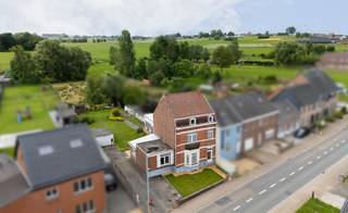 Bent u op zoek naar een karaktervolle woning met een unieke uitstraling, veel ruimte en een prachtig perceel? Dan is deze charmante herenwoning in het landelijke Bever zeker een bezoek waard.
Bij het betreden van de woning wordt u meteen gecharmeerd door de authentieke elementen zoals de hoge plafonds, sierlijke moulures, originele vloeren en de indrukwekkende traphal die doorloopt tot op de zolder. Dankzij de vele raampartijen geniet elke leefruimte bovendien van een aangename natuurlijke lichtinval.
De woning beschikt over 3 ruime slaapkamers, waarvan één op het gelijkvloers naast de badkamer, wat zorgt voor extra comfort. Daarnaast is er een aparte bureauruimte (of kleinere kamer) en biedt de ruime zolder tal van mogelijkheden om nog twee extra slaapkamers of een polyvalente ruimte te creëren.
Buiten geniet u van een prachtige, grote tuin met aansluitend een weide, samen goed voor een perceel van maar liefst 17a 70ca. Een ideale plek voor wie houdt van rust, ruimte en groen.
Interesse? Contacteer Sophie voor meer informatie of een bezoek via 0496 71 50 59.