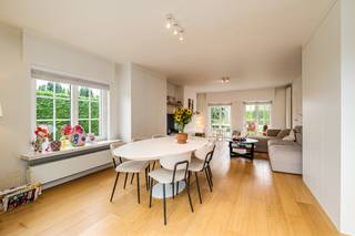 <p>Sommige woningen voelen meteen goed aan. Deze verzorgde villa in de groene en gegeerde Rodenburgwijk in Marke is er zo één. Een rustige straat, een vrijstaande woning met een tijdloze uitstraling en achteraan een verrassend ruime tuin op een perceel van <strong>1.019 m²</strong>.</p><p> </p><p>Binnen vormt het vele natuurlijke licht de rode draad. De leefruimtes voelen aangenaam en huiselijk aan, met mooie zichten naar buiten en een fijne verbinding met het terras en de tuin. De keuken sluit hier mooi op aan en maakt van het gelijkvloers een plek waar het dagelijkse gezinsleven zich vanzelf afspeelt.</p><p> </p><p>Ook buiten is ruimte hier een echte luxe. Het ruime terras loopt over in een diepe, groene en volledig omheinde tuin met volwassen bomen en veel privacy. Een plek voor lange zomeravonden, spelende kinderen of gewoon genieten van de rust. De inpandige garage en oprit zorgen voor extra praktisch comfort.</p><p> </p><p>Op de verdieping bevinden zich <strong>3 slaapkamers en een verzorgde badkamer</strong>.</p><p> </p><p>Ook de technische troeven mogen gezien worden: <strong>EPC C, zonnepanelen, een recent vernieuwd dak met onderdak en een asbestveilig attest</strong>.</p><p> </p><p>Wat deze woning vooral bijzonder maakt, is het totaalplaatje: <strong>een aangename gezinswoning, veel licht en groen, een heerlijke tuin én een rustige residentiële ligging, met Kortrijk binnen handbereik.</strong></p><p> </p><p><strong>Een woning die je niet alleen op foto's moet bekijken, maar vooral moet komen ervaren.</strong></p><p> </p><p>Contacteer Chiara voor meer informatie of een bezoek.</p>