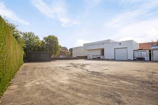Bent u op zoek naar een strategisch gelegen en instapklaar bedrijfsvastgoed? Dit veelzijdige bedrijfsgebouw bevindt zich in het centrum van Avekapelle, op een absolute toplocatie vlakbij de op- en afritten van de E40 en de N35 (Veurne - Diksmuide). Met een totale terreinoppervlakte van 2.841 m² biedt deze site een unieke combinatie van moderne kantoren, gekoelde opslag en uitstekende logistieke faciliteiten.<br /><br />Moderne kantoren: ca. 200 m² met een strak, hedendaags design.<br />Regulier magazijn: ca. 1.220 m².<br />Opslagruimte vooraan: ca. 350 m² met een grote overspanning.<br />(Diepvries)magazijn: ca. 255 m².<br />Magazijn: ca. 67 m².<br />Logistiek: Uitgerust met een laadkade voor vlot transport.<br /><br />Belangrijkste troeven:<br />Ruime parkeergelegenheid: ca. 25 parkeerplaatsen op eigen terrein.<br />Royale vrije hoogte van 6,0 m en een grote overspanning.<br />Uitstekende zichtbaarheid met een gevelbreedte van 24 m.<br /><br />Het gebouw is opgetrokken uit een duurzame staalconstructie met isolerende sandwichpanelen en is voorzien van een onderhoudsvriendelijke, gepolierde betonvloer. Er is een 3x380 V aansluiting aanwezig.<br /><br />Bestemming: Volgens het gewestplan gelegen in een woonzone met landelijk karakter.<br /><br />Mogelijkheid tot omvormen reguliere magazijnen zonder gekoelde elementen!<br /><br />Bent u op zoek naar een hoogwaardig bedrijfsgebouw dat klaar is voor de toekomst? Neem vandaag nog contact met ons op voor meer informatie of voor een bezoek ter plaatse.<br /><br />Bestuursmaatregelen in het maatregelenregister: nee