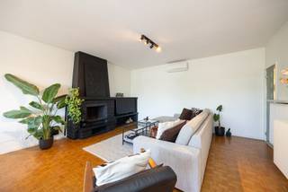 Locatie
Dit appartement is gelegen in de gegeerde Neerlandwijk in Wilrijk, een rustige en groene woonwijk die bijzonder geliefd is bij gezinnen dankzij haar residentieel karakter, goede bereikbaarheid en uitgebreide voorzieningen in de directe omgeving. De wijk bevindt zich op korte afstand van het centrum van Wilrijk en biedt een vlotte verbinding naar zowel Antwerpen als Brussel via de A12 en E19.
Indeling
Inkomhal: u bereikt het appartement op de tweede verdieping via de trap. Je betreedt het appartement via de ruime inkomhal met ingemaakte kasten.
Leefruimte: met de kamerbrede ramen profiteert de ruime leefruimte (38 m²) optimaal van elk streepje dag- en zonlicht.
Keuken: aansluitend aan de leefruimte vinden we de open keuken (2023) uitgerust met o.a. een inductiekookplaat, een dampkap, ijskast en diepvriezer, microgolf en combi-oven.
2 slaapkamers: achteraan gelegen bevinden zich 2 mooie volwaardige slaapkamers van ca. 13 en 12 m². Via de grootste slaapkamer bereikt u het zonnige terras (7 m²).
Badkamer: de badkamer heeft alles wat u nodig hebt. Een meubel met een dubbele lavabo en een inloopdouche.
Gastentoilet: voorzien van een handenwasser.
Wasplaats: met aansluitingen voor wasmachine en droogkast.
Garagebox met oprit: elektrische sectionale poort op afstandbediening. ideaal voor het parkeren van uw wagen en/of als extra opbergruimte, verplicht bij aan te kopen aan €30.000.
Troeven
✔ Rustig wonen in gegeerde Neerlandwijk
✔ Individuele meters
✔ Garagebox met oprit
✔ Terras met zuidoriëntatie
✔ Elektriciteit conform
✔ Gunstige EPC-score (B)
Technisch
Het ruime appartement bevindt zicht in een gebouw van 1982. U verwarmt uw appartement met een individuele cv-ketel (2012) op gas. De ramen (2014) zijn aluminium en zijn voorzien van dubbel hoogrendementsglas alsook van vliegenramen. Het appartement is voorzien van airco - lucht-lucht warmtepomp (2021) in de woonkamer en de grootste slaapkamer. Het dak werd ook reeds vernieuwd en geïsoleerd (2019) en u heeft ook een videofoon. Het appartementsgebouw heeft aparte meters voor gas, elektriciteit en water. Zo betaalt u alleen wat u verbruikt. De maandelijkse kosten bedragen € 110. Daar zit inbegrepen: voorschot op uw waterverbruik, kosten algemene delen, blokpolis en beheer.