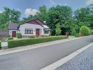 Woning met 2 SLPK, garages en riante tuin, op Toplocatie!In een rustige, verkeersluwe straat in Erembodegem, midden in het parkgebied, vindt u deze...