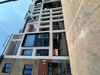 <p><strong>Rijselstraat 14, 8930 Menen</strong> – via <strong>ERA DOMUS</strong></p>
<p>Ontdek deze <strong>uitstekende commerciële opportuniteit</strong> in het hart van Menen! In de moderne <strong>residentie BELRIO</strong> bieden wij een <strong>casco handelspand van 200 m²</strong> aan, ideaal voor een ambitieus HORECA-concept of andere commerciële invulling.</p>
<p>&#127807; Wat deze locatie uniek maakt:</p>
<ul><li><strong>70 m² terras</strong> met prachtig uitzicht op een <strong>groene, toegankelijke binnentuin</strong></li><li>Volledig <strong>nieuwbouwpand</strong>: casco afwerking geeft u alle vrijheid om naar eigen stijl in te richten</li><li>Gelegen op een <strong>zichtlocatie in de Rijselstraat</strong>, nabij centrum Menen en vlotte bereikbaarheid</li><li>mogelijkheid tot huren <strong>garages.</strong></li><li><strong>verhuur onder btw stelsel (21%)</strong></li></ul>
<p>&#127919; <strong>Ideaal voor horeca-uitbaters</strong> die op zoek zijn naar een unieke setting, centraal gelegen met veel potentieel.</p>
<p>&#128222; Interesse? Neem contact op met <strong>ERA DOMUS</strong> voor meer info of een bezichtiging.</p>
<p>&#128073; Grijp deze kans en zet uw zaak op de kaart in Menen!</p>