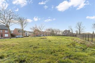 Centraal gelegen perceel voor open bebouwing op 8a 38ca, te Staatsbaan in Ham.De bouwgrond bevindt zich op wandel- en fietsafstand van het centrum...