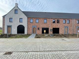 Deze afgewerkte (gesloten) nieuwbouw woning is gelegen in een verkaveling te Astene (Vlakbij Deinze) en vlot bereikbaar via de...