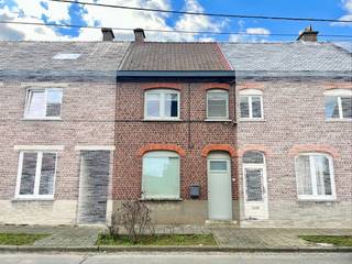 Nabij het centrum van Zingem treffen we deze woning aan. De woning geniet van een goede ligging, zo zijn er verscheidene winkels, bakkers,...