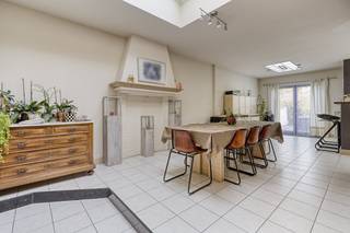 Cette maison familiale bénéficiant d'un emplacement central avec des éléments art déco est proposée à la vente dans la rue Guido Gezellelaan...