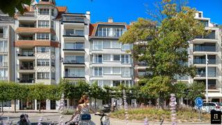 <span>Prachtig en lichtrijk penthouse van 110 m², gelegen op de vijfde verdieping van een residentie op een uitzonderlijke ligging aan de Kustlaan, in het hart van het Zoute. Op slechts 50 meter van het strand en vlak bij de winkels en restaurants geniet het appartement van een perfecte zuidoriëntatie en een volledig vrij panoramisch zicht van 180° over de minigolf, het klooster en het karakteristieke villalandschap van het Zoute. Het appartement werd begin jaren 2000 smaakvol gerenoveerd door Dominique Koch en onderscheidt zich door zijn elegante “Long Island”-stijl, kwalitatieve afwerking en uitstekende staat van onderhoud. Indeling: vestiaire, twee afzonderlijke toiletten, aangename leefruimte met open haard en eetplaats, uitgevend op een brede raampartij met verplaatsbare panelen waarmee een gezellige, zuidgerichte inpandige terrasruimte kan worden gecreëerd, volledig zonder inkijk. Volledig uitgeruste open keuken en afzonderlijke wasruimte.</span><br /><span>Het nachtgedeelte omvat drie ruime slaapkamers, die elk plaats bieden aan een groot tweepersoonsbed en beschikken over een raam, lavabo en ingemaakte kasten. Een badkamer, douchekamer, talrijke bergruimtes, een veiligheidsdeur en een privatieve kelder vervolledigen het geheel. Mogelijkheid tot aankoop van een ruime afgesloten garagebox in de parking recht tegenover de residentie, met voldoende plaats voor zowel een wagen als fietsen. Aan de voet van het gebouw is bovendien een zone voorzien voor het stallen van fietsen, uitgerust met fietsbeugels. Een uitzonderlijk appartement dat licht, panoramische zichten, comfort en een gegeerde ligging aan één van de meest geliefde lanen van het Zoute perfect combineert</span>