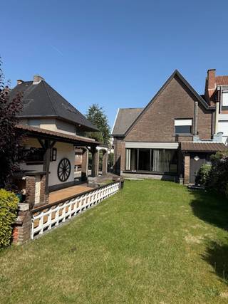 Te koop – halfopen woning in Kuurne (zonder makelaar)<br /><br />Ruime halfopen woning gelegen in een rustige buurt, vlakbij het centrum van Kuurne. Dankzij de vlotte verbinding met de R8 en de nabijheid van winkels, scholen en openbaar vervoer is dit een praktische en goed bereikbare locatie.<br /><br />De woning beschikt over een lichtrijke leefruimte met eetplaats, een volledig uitgeruste keuken met voldoende opbergruimte, 3 slaapkamers en een ruime badkamer. Verder zijn er een zolder, garage met oprit en extra bergruimtes aanwezig.<br /><br />Achteraan bevindt zich een westgerichte tuin met terras, waar je kan genieten van de namiddag- en avondzon.<br /><br />De woning dient grondig gerenoveerd te worden, wat mogelijkheden biedt voor wie zelf wil vernieuwen of investeren.<br /><br />Interesse? Contacteer mij op het nummer 0472024486