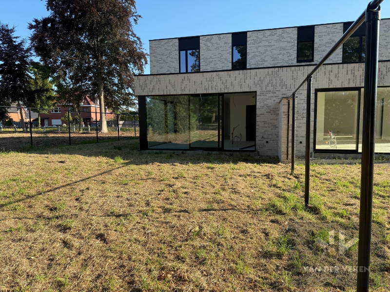 Ruime en volledig afgewerkte half open BEN-woning met 4 slaapkamers te bewonderen in het gezellige Kermt. - foto 4