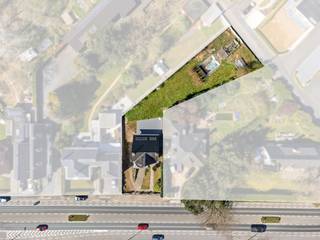 Welkom in deze charmante en stijlvolle villa, gelegen langs de N42 – een uitstekende ligging met een vlotte bereikbaarheid en een waaier...