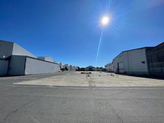 Magazijnruimte met een oppervlakte van 1.000 m² te huur in combinatie met +/- 1.800 m² verharde buitenruimte in Zedelgem, fantastisch gelegen langs...