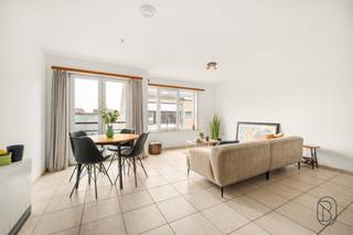 Te koop: instapklaar en lichtrijk 1-slaapkamerappartementIn de Sint-Ambrosiusstraat in Ronse bevindt zich dit verzorgd en instapklaar appartement uit...