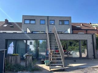 <p><span>OPEN DEUR Di. 25/8 Dit welgelegen appartement is vrijblijvend te bezichtigen op dinsdag 25 augustus tussen 17u30 en 18u30. U bent van harte welkom! Aan de Diestsesteenweg in Lubbeek, op een gunstige ligging nabij het centrum van Linden en met een vlotte verbinding richting Leuven, zijn wij verheugd dit ruim en comfortabel 2-slaapkamerappartement te huur aan te bieden. Het appartement, gelegen op het gelijkvloers, heeft een bewoonbare oppervlakte van maar liefst 95,6 m² en omvat: een aangename leefruimte met volledig uitgeruste open keuken, 2 volwaardige slaapkamers, een badkamer, een praktische berging en een apart toilet aangesloten op hemelwaterrecuperatie. Het appartement beschikt bovendien over vloerverwarming, zonnepanelen en een gezellige, private patio aansluitend op de leefruimte. In de huurprijs is tevens een private autostaanplaats inbegrepen, die gemakkelijk bereikbaar is via de achterzijde van het gebouw. De vaste gemeenschappelijke kosten bedragen slechts €42/maand. Beschikbaar vanaf 1 oktober 2026. Een buitenkans! </span></p>